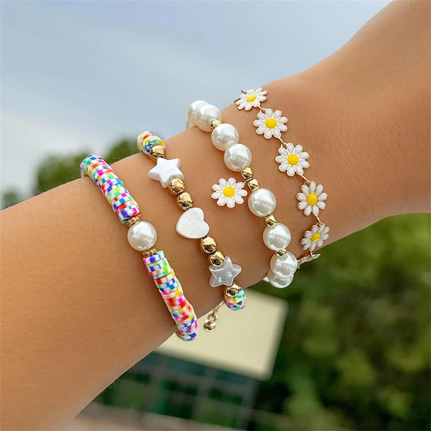FUTIMELY Preppy Heishi Surfer Beaded Bracelets Set for Women Teen Girls,Bohemian Colorful Daisy Sunflower Star Heart Beaded Layering Bracelets y2k Elegant Jewelry