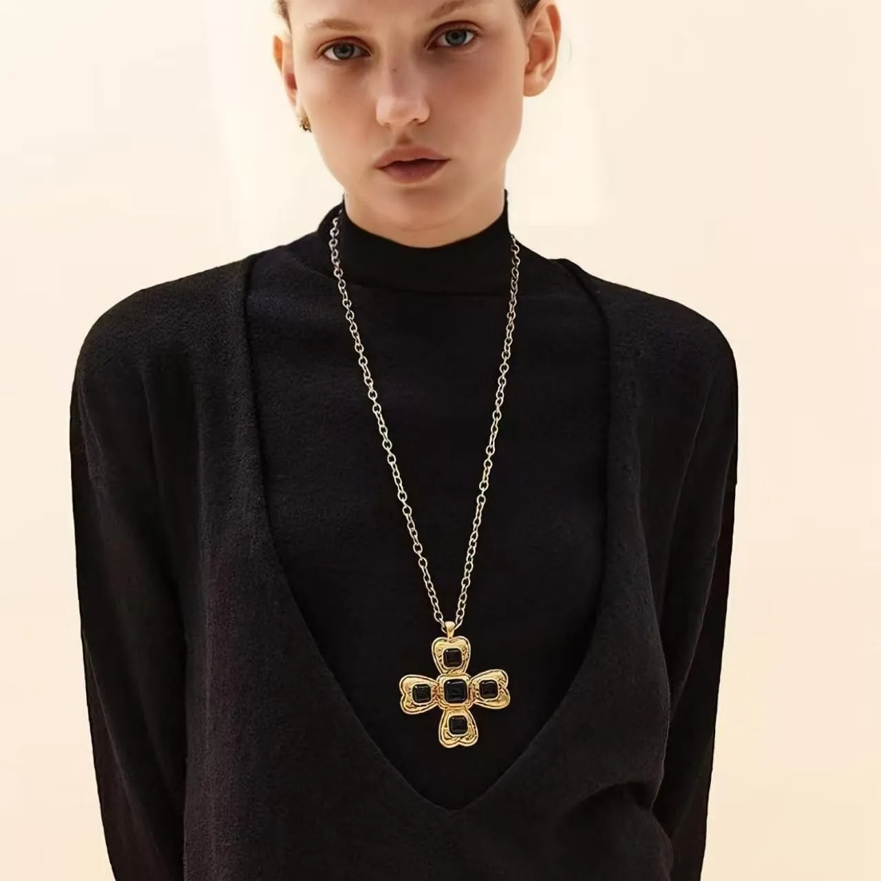 Vintage Cross Necklace Chunky Thick Chain Chunky Gold/Silver Hammered Bold Cross Pendant Necklace for Women Men Jewelry Gift.