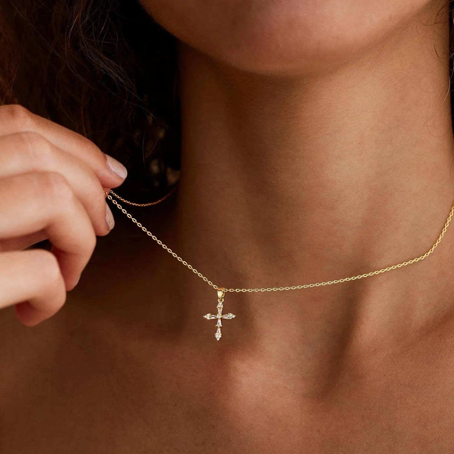 VIROMY Gold Cross Necklace for Women Dainty Diamond Cross Pendant Necklaces Non Tarnish Waterproof Necklace Simple Choker Minimalist Jewelry